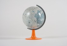 Globus Mond klein, oranger Sockel